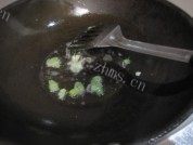 色味俱全的青椒西红柿炒蛋做法图解3)
