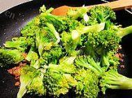 家常菜肉末西兰花做法图解7)
