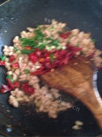 美味营养的酸豆角炒肉末做法图解7)
