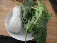 滑爽的菠菜拌粉丝做法图解1)