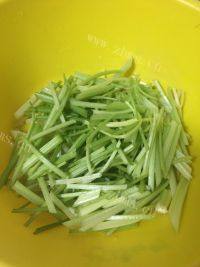 家常肉丝炒香芹做法图解2)