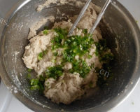美味的豆渣煎饼做法图解4)