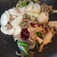 自制肉丝炒年糕做法图解7)