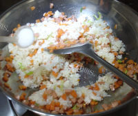 美味的胡萝卜炒饭做法图解9)