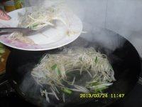 家常菜芹菜炒豆芽做法图解6)