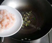 美味的核桃炒虾仁做法图解5)