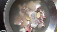 美味的萝卜大骨汤做法图解3)