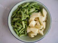 家常菜土豆烧豆角做法图解3)
