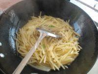 家常菜葱香土豆丝做法图解5)
