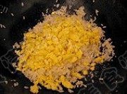 美味的蒜味蛋炒饭做法图解2)