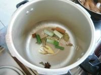 热腾腾的排骨炖豆角做法图解7)