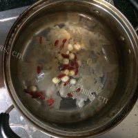 美味牛奶炖银耳做法图解2)