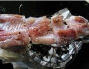 美味的煎熏腌鱼做法图解4)