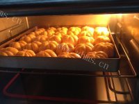 自制南瓜小餐包做法图解9)