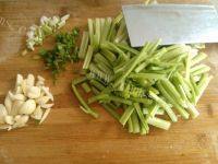 自己做的芹菜炒牛肉做法图解2)