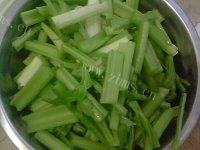「美味可口」芹菜炒肉做法图解2)