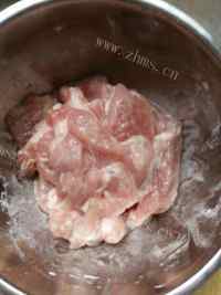 热腾腾的蒜苔炒肉做法图解1)