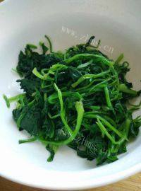 家常菜炝拌菠菜做法图解7)