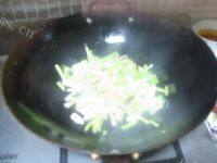 「念念不忘」蒜苔炒肉做法图解9)