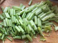 芹菜肉丝炒火腿做法图解3)