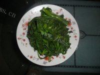 口感不错的凉拌茼蒿做法图解5)