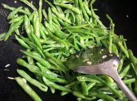 家常菜肉片炒四季豆做法图解2)