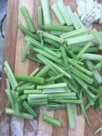 热腾腾的芹菜炒肉做法图解4)