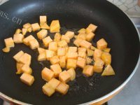 味美的洋葱红薯炒玉米粒的做法图解四