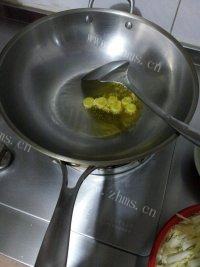 家常菜醋溜白菜丝做法图解4)
