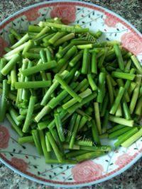家常菜蒜苔炒肉做法图解3)