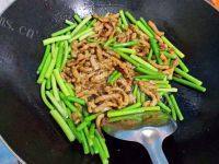 家常菜蒜苔炒肉丝做法图解6)