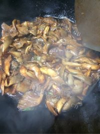 色香味浓的蘑菇炒肉做法图解7)