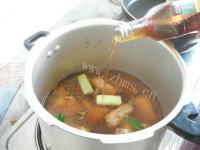 热腾腾的排骨炖豆角做法图解9)