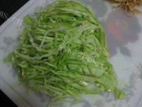 家常菜洋白菜炒豆片做法图解3)