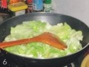 开胃的腊肉炒手撕包菜做法图解6)