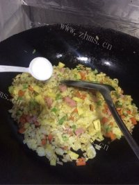 香喷喷的菠萝五彩炒饭做法图解11)