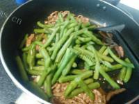 豆角炒牛肉做法图解10)
