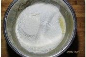 自制香蕉牛奶蛋糕做法图解3)