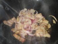 家常菜芹菜回锅肉做法图解7)