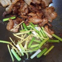色香味浓的蒜苗炒五花肉做法图解5)