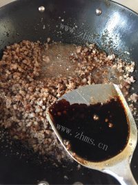 美味的猪肉洋葱包子做法图解5)