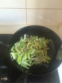 家常菜西芹炒肉丝做法图解3)