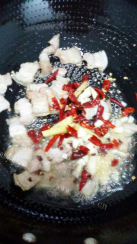 美味的干锅土豆做法图解4)