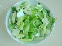 家常菜腊肉炒白菜做法图解2)