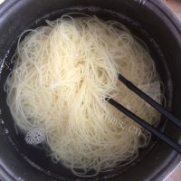 色泽鲜亮的葱油面做法图解3)