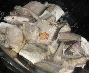 美味的酸菜焖鳗鱼做法图解3)