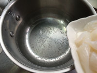 家常丝瓜洋葱炒鲜鱿做法图解2)