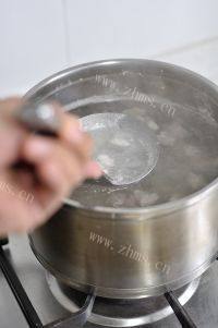 家常皮蛋咸肉粥做法图解6)