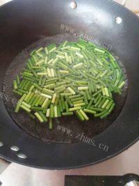 家常菜五花肉炒蒜薹做法图解4)
