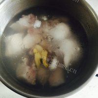 好喝的核桃花生猪尾汤做法图解3)